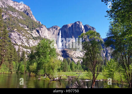 Upper Yosemite Fall und Merced River am Mai im Yosemite Valley, Yosemite-Nationalpark. Stockfoto
