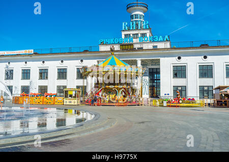 Das farbenfrohe Karussell vor dem Hafen auf dem Poschtowa-Platz im Bezirk Podil, Kiew, Ukraine Stockfoto