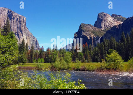 Merced River im Yosemite Valley. Bridalveil Fall im Hintergrund. Yosemite-Nationalpark am Mai. Stockfoto
