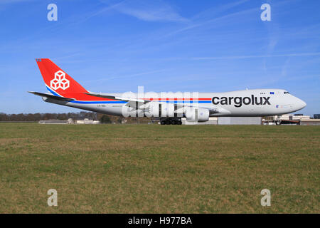 Luxemburg/Luxemburg 9. April 2016: Boeing 748 von Cargolux Besteuerung am Flughafen Luxemburg Stockfoto