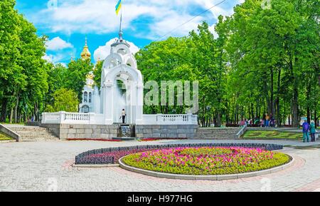 Die farbenfrohen Blumenbeete, der Spiegelbrunnen und der üppige Garten auf dem Siegesplatz, Charkiw, Ukraine Stockfoto