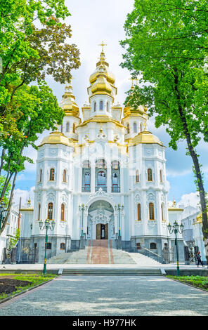 Die Kirche des Heiligen Myrrhe-Träger durch die schattigen Bäume in Siegesplatz, Charkow, Ukraine. Stockfoto