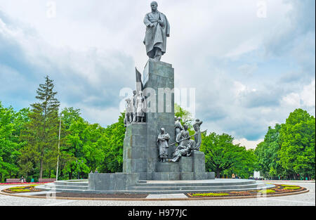 Das große Denkmal für Taras Schewtschenko, umgeben von den Blumenbeeten und dem üppigen Grün der Stadt Gaden, benannt nach ihm, Charkiw, Ukraine Stockfoto