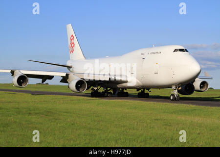 Luxemburg/Luxemburg 9. April 2016: Boeing 747 von Cargolux Besteuerung am Flughafen Luxemburg Stockfoto