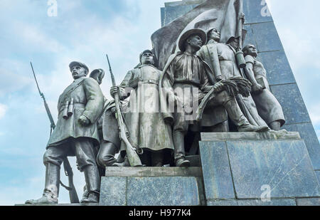 Die Statuengruppe, die soziale Veränderungen nach den Revolutionen in der Sowjetunion darstellt, befindet sich am Taras Schewtschenko-Denkmal in Charkiw, Ukraine Stockfoto