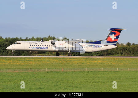 Zürich/Schweiz July10, 2016: Dash 8 von Darwin landet auf dem Flughafen Zürich. Stockfoto