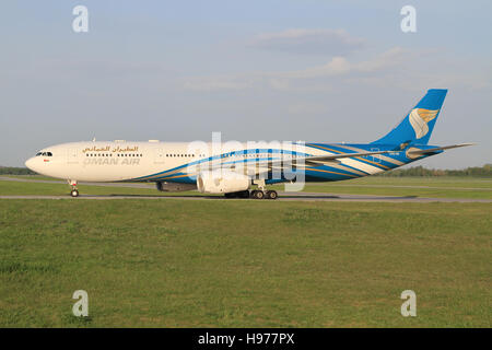 München/Deutschland 23. Februar 2012: Oman Airbus A330 am Flughafen München. Stockfoto