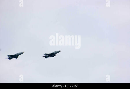 Ein Jagdflugzeug fliegen über Militärparade in Novi Sad, Serbien, 2016 Stockfoto