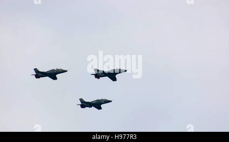 Ein Jagdflugzeug fliegen über Militärparade in Novi Sad, Serbien, 2016 Stockfoto