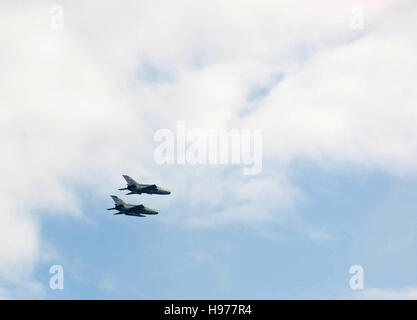 Ein Jagdflugzeug fliegen über Militärparade in Novi Sad, Serbien, 2016 Stockfoto