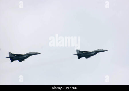 Ein Jagdflugzeug fliegen über Militärparade in Novi Sad, Serbien, 2016 Stockfoto