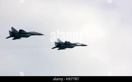 Ein Jagdflugzeug fliegen über Militärparade in Novi Sad, Serbien, 2016 Stockfoto
