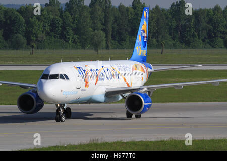 München/Deutschland 23. Februar 2012: Airbus A320 von Thomas Cook am Flughafen München. Stockfoto