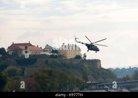 Hubschrauber fliegen während der Militärparade in Novi Sad, Serbien, 2016 Stockfoto