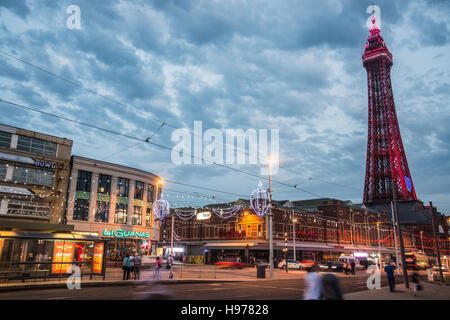 Der rote Turm die Illuminationen Ray Boswell Blackpool Stockfoto