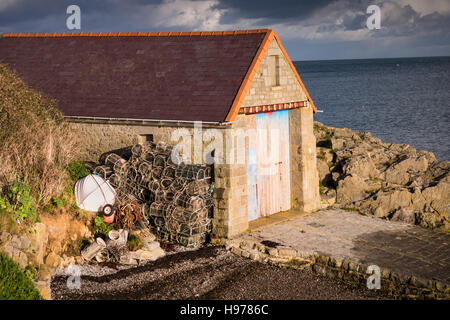 Altes Rettungsboot Haus Moelfre Anglesey North Wales Uk. Hummer-Töpfe. Netze. Slipanlage, Landschaft. Seelandschaft. Stockfoto