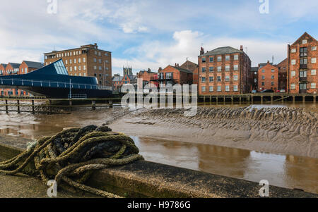 Blick über den Fluss Rumpf im Herbst mit Blick auf die Skala Brücke Drehbrücke und Häusern, Büros und Holy Trinity Church. Stockfoto