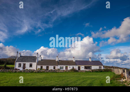 Moelfre Cottages Anglesey North Wales Uk. Häuser-Landschaft. Himmel. Wolken. Stockfoto