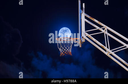 Mond in einen Basketballkorb. Stockfoto