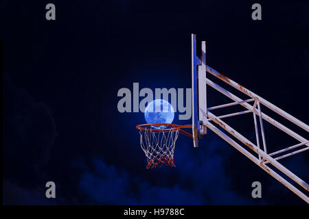Mond in einen Basketballkorb. Stockfoto