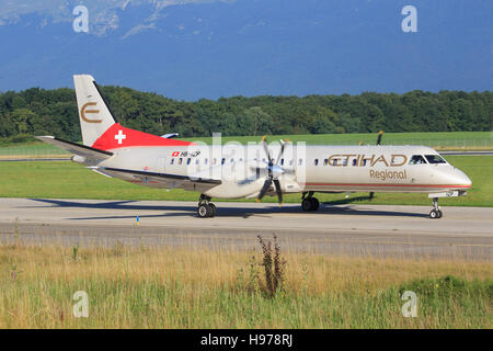 Genf/Schweiz 5. August 2015: DASH von Ethiad Regiional am Flughafen Genf. Stockfoto