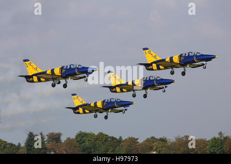 HRADEC KRALOVE, Tschechien 3. Juni 2014: l-39 baltischen Bienen Flugzeug Jet Team im tschechischen International Air Fest Airshow. Stockfoto