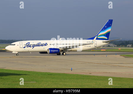 Prag/Tschechische 14. März 2016: Jakutien Boeing 737 auf dem Flughafen Prag. Stockfoto