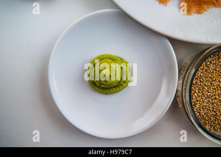 Eine Reihe von Zutaten auf Tellern bereit, Sushi zu machen Stockfoto