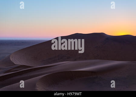 Farbenfrohen Sonnenuntergang über der Namib-Wüste, Namibia, Afrika. Malerische Sanddünen bei Gegenlicht in der Namib Naukluft National Park, Swakopmund. Stockfoto