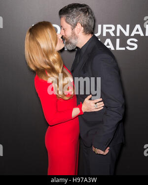 New York City, USA - 17. November 2016: Schauspielerin Amy Adams (L) und Schauspieler Darren Le Gallo besuchen die 'Nachttiere' New Yorker premiere Stockfoto
