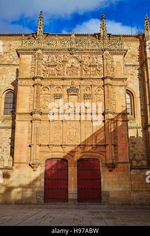 Fassade der Universität Universidad de Salamanca in Spanien Stockfoto