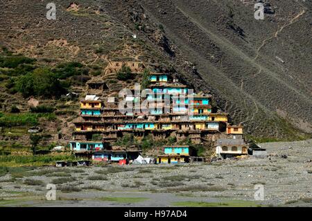 Dorf mit bunten Häusern am Berghang Kaghan Tal Pakistan Stockfoto