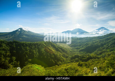 Panoramablick auf Batur Vulkan und Agung Berg, Bali, Indonesien. Stockfoto