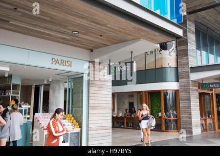 Bondi Beach Sydney Outlets und Shops auf Campbell Parade, Bondi, NSW, Australia Parisi Cafe und Woolworths Metro Supermarkt Stockfoto