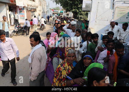 Massen haben außen Banken in ganz Indien eingeholt Stockfoto