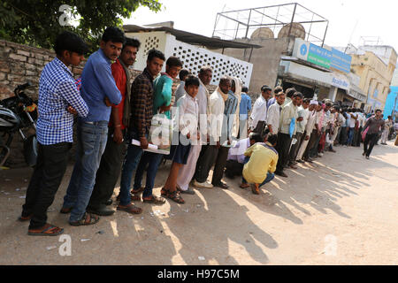 Massen haben außen Banken in ganz Indien eingeholt Stockfoto