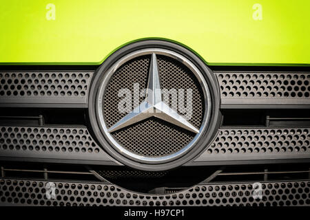 Mercedes-Benz Logo Closeup als Vintage Foto mit dunklen Kanten bearbeitet Stockfoto