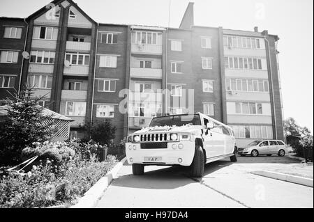 Kiew, Ukraine - 31. August: Eleganz weiße Hochzeit Limousine Hummer H2 am Hochzeitstag. Schwarz / weiß Foto Stockfoto