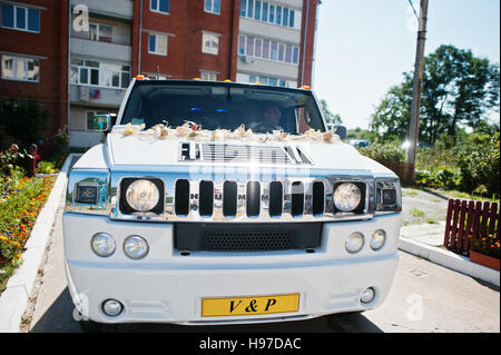 Kiew, Ukraine - 31. August: Eleganz weiße Hochzeit Limousine Hummer H2 am Hochzeitstag. Stockfoto