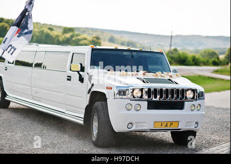 Kiew, Ukraine - 31. August: Eleganz weiße Hochzeit Limousine Hummer H2 am Hochzeitstag. Stockfoto