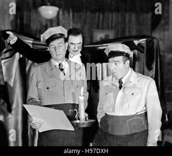 ABBOTT und COSTELLO treffen FRANKENSTEIN 1948 Universal International Film mit Bud Abbott an Links, Bela Lugosi Zentrum als Dracula und Lou Costello Stockfoto