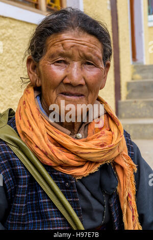 Eine alte Dame sitzt und liegt bei Likir Gompa Stockfoto