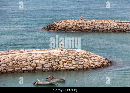 kleiner Hafen mit Schiffen in Algarve, Portugal Stockfoto