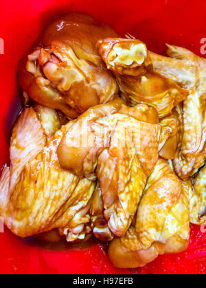 Rohe Hühnerflügel mit speziellen und ausgewählten Gewürzen mariniert. Stockfoto
