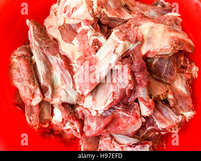 Rohes Hirschfleisch oder Wild Rippen bereit, mit besonderen und ausgewählten Gewürzen mariniert. Stockfoto