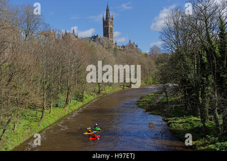 River Kelvin Kajaks in der Parkanlage des wohlhabenden Westend der Stadt Stockfoto