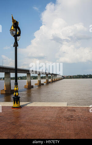 Brücke über den Mekong-Fluss in Mukdahan, Thailand Stockfoto