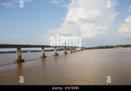 Brücke über den Mekong-Fluss in Mukdahan, Thailand Stockfoto