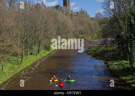 River Kelvin Kajaks in der Parkanlage des wohlhabenden Westend der Stadt Stockfoto