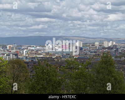 Luftaufnahme von Glasgow aus Queens Park zeigt das Zentrum der Stadt mit den Campsie Hügeln im Hintergrund Stockfoto